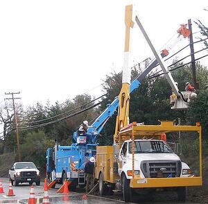 linemen_at_work